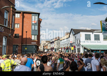 Una grande folla presso il festival di musica in Sheffield South Yorkshire Inghilterra Foto Stock