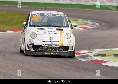 Monza, Italia - 25 Ottobre 2014: Fiat Abarth 500 di V-azione Team, pilotato da Cimarelli Franco Foto Stock