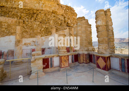 Lesene e colonne intonacate con affreschi dipinti presso la terrazza inferiore del palazzo del re Erode sulla roccia masada Foto Stock