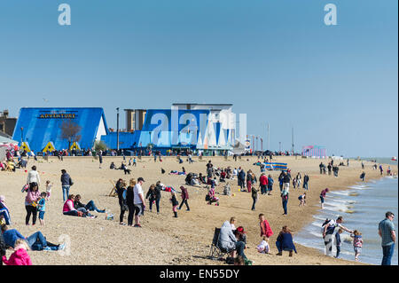 Le persone che si godono il sole sulla spiaggia del Giubileo di Southend. Foto Stock