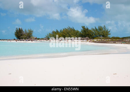 Tropicale con spiaggia di sabbia bianca di fronte al mare Foto Stock