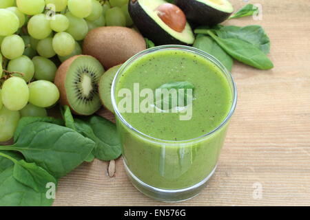 Frullato verde ricco di fibra dietetica : spinaci, uva da tavola, kiwi e avocado. Foto Stock