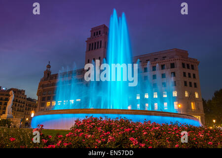 Spettacolo di luci al nuovo Plaza Catalunya fontana, Barcellona, in Catalogna, Spagna Foto Stock