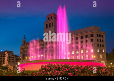 Spettacolo di luci al nuovo Plaza Catalunya fontana, Barcellona, in Catalogna, Spagna Foto Stock