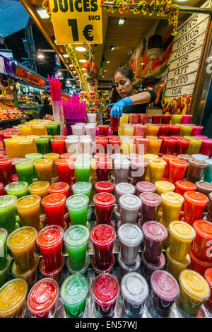 Colorato e freschi succhi di frutta in stallo al mercato La Boqueria, Barcellona, in Catalogna, Spagna Foto Stock