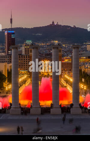 Luce notturna spettacolo presso la Fontana Magica o Font Magica si trova a Montjuic, Barcellona, in Catalogna, Spagna Foto Stock