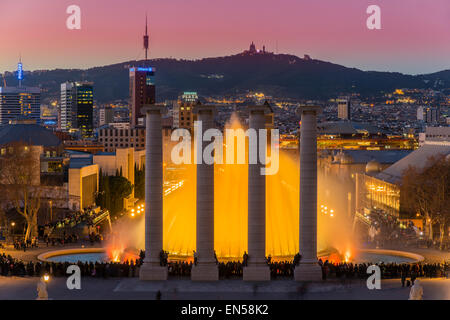 Luce notturna spettacolo presso la Fontana Magica o Font Magica si trova a Montjuic, Barcellona, in Catalogna, Spagna Foto Stock