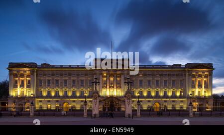 Un colore con esposizione lunga immagine presa a Buckingham Palace a Londra mentre è stato illuminato in una giornata di vento Foto Stock