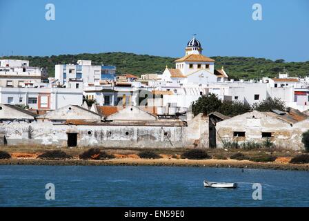 Vista della città attraverso il Fiume Barbate Barbate,, la provincia di Cadiz Cadice, Andalusia, Spagna, Europa occidentale. Foto Stock