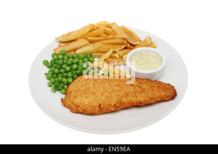 La birra martoriata cod, patatine e piselli con salsa tartara su una piastra isolata contro bianco Foto Stock
