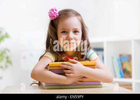 Bambino Cute girl preschooler con libri Foto Stock