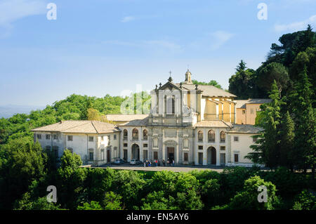 Chiesa di Santa Teresa si affaccia la Villa Farnese residenza rinascimentale a Caprarola vicino a Viterbo nel Lazio Foto Stock