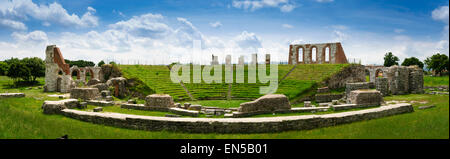 Vista panoramica dei ruderi del Teatro Romano di Gubbio Perugia Umbria Italia Foto Stock