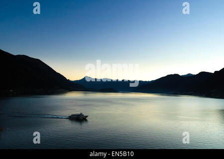 La mattina presto il traghetto di " commuters " lasciando Argegno sul Lago di Como per Como sul percorso a Milano Italia Foto Stock