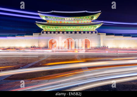 Gwanghwamun gate a Gyeongbokgung Palace a Seul, in Corea del Sud con percorsi di luce dal traffico in movimento. Foto Stock