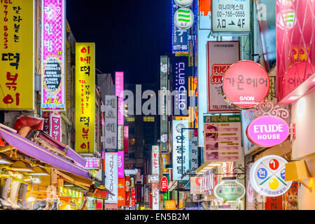 Seoul, Corea del Sud in Myeong-Dong. La posizione è la premiere distretto per lo shopping in città. Foto Stock