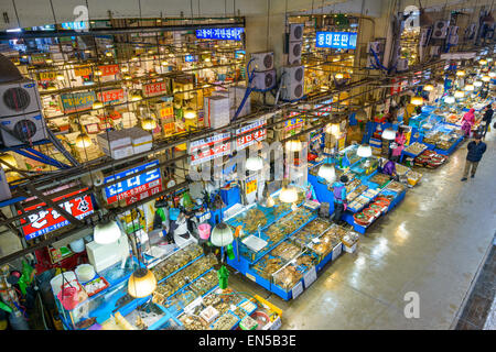 Vista aerea di acquirenti a Noryangjin Pesca Mercato all'ingrosso a Seul, in Corea del Sud. Foto Stock