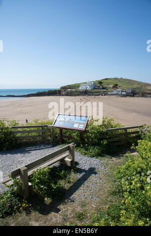 Burgh Island e hotel fuori della costa inglese nel South Devon England Regno Unito visto da Bigbury sul mare Foto Stock