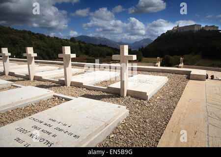 Le lapidi del cimitero polacco sta eretta verso l'Abbazia di Montecassino Foto Stock