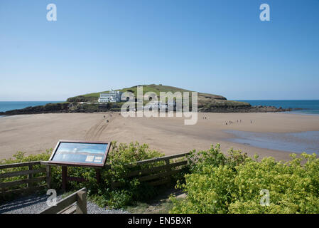 Burgh Island e hotel fuori della costa inglese nel South Devon England Regno Unito visto da Bigbury sul mare Foto Stock