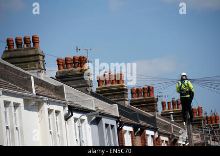 Un BT ingegnere di lavoro un sondaggio del telegrafo in una strada residenziale di Brighton. Foto di James Boardman Foto Stock