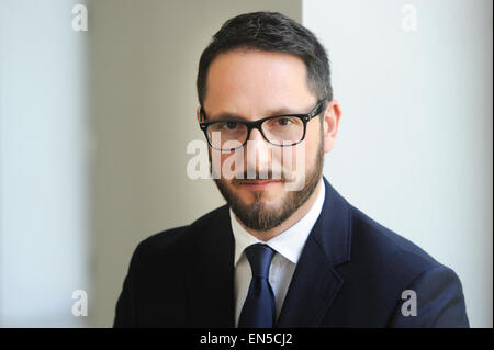 Monaco di Baviera, Germania. 27 apr, 2015. Direttore Emanuele Rotstein durante l'anteprima del documentario TV "liberatori" a Monaco di Baviera, Germania, il 27 aprile 2015. Il documentario sulla liberazione del campo di concentramento di Dachau settant anni fa è trasmesso dal canale televisivo storia il 31 maggio 2015. Foto: Tobias Hase/dpa/Alamy Live News Foto Stock