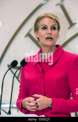 Kongens Lyngby, Danimarca, Aprile 28th, 2015. PM danese Helle THORNING-SCHMIDT ha detto alla conferenza stampa con il Cancelliere Merkel a Marienborg vicino a Copenhagen che la Danimarca e la Germania condivide molti valori e una comune prospettiva politica sugli affari internazionali. Credito: OJPHOTOS/Alamy Live News Foto Stock