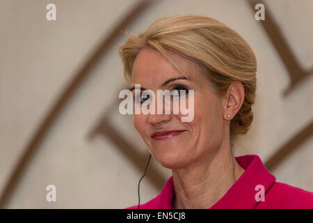 Kongens Lyngby, Danimarca, Aprile 28th, 2015. PM danese Helle THORNING-SCHMIDT raffigurato all'incontro con la stampa con il Cancelliere Angela Merkel, che hanno pagato un giorno io stato ufficiale visita in Danimarca Credito: OJPHOTOS/Alamy Live News Foto Stock