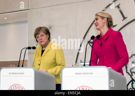 Kongens Lyngby, Danimarca, Aprile 28th, 2015. M danese Helle THORNING-SCHMIDT (R) e il Cancelliere tedesco Angela Merkel nella foto durante la loro conferenza stampa presso Marienborg a nord di Copenhagen. Il cancelliere è stato ion un ufficiale visita di Stato in Danimarca Credito: OJPHOTOS/Alamy Live News Foto Stock