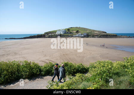 Burgh Island e hotel fuori della costa inglese nel South Devon England Regno Unito visto da Bigbury sul mare Foto Stock