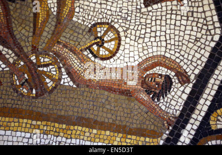 Arte romana. Guerra di Troia. Mosaico. Achille sul suo carro trascinando il cadavere di Ettore. Dettaglio Hector. Dalla Vigna Brancadoro, Roma Foto Stock