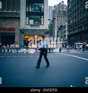 Unterwegs auf der Fifth Avenue, New York, Stati Uniti d'America 1980er Jahre. Sul modo di Fifth Avenue, New York City, la città di New York New York, Foto Stock