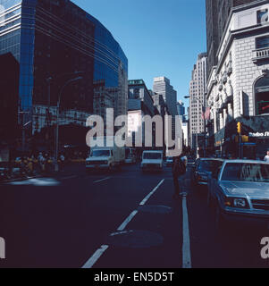 Unterwegs auf der Fifth Avenue, New York, Stati Uniti d'America 1980er Jahre. Sul modo di Fifth Avenue, New York City, la città di New York New York, Foto Stock