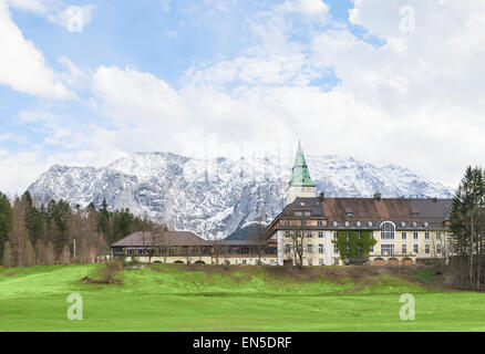 Hotel Schloss Elmau bavarese nella valle alpina sarà il sito del vertice G7 nel 2015. Il G7 ha scelto luoghi remoti per i suoi incontri annuali per diversi anni per motivi di sicurezza. Foto Stock