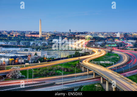 Washington, DC skyline di monumenti e autostrade. Foto Stock