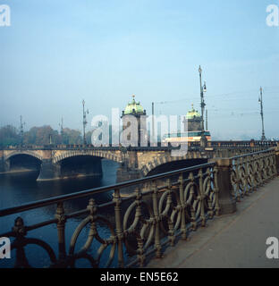 Aussicht auf die Karlsbrücke in Prag, Tschechien 1980er Jahre. Vista sul Ponte Carlo a Praga Repubblica Ceca degli anni ottanta. Foto Stock