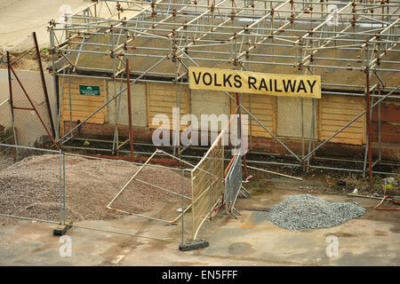Ponteggio copre la facciata della stazione ferroviaria Volks sul lungomare di Brighton. Foto Stock