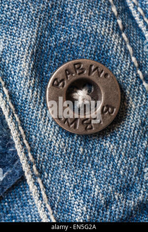 Pulsante BABW dettaglio sulla build-un-workshop orso Teddy bear cat morbido peluche indossando abiti denim Foto Stock