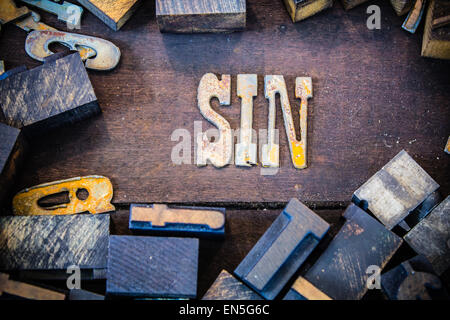 Il peccato di parola scritta in metallo arrugginito lettere circondato da vintage in legno e metallo tipo di stampa in rilievo. Foto Stock