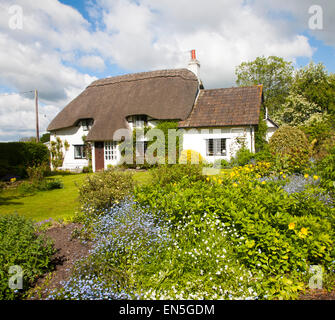 Casa di campagna piuttosto indipendente e giardino Cherhill, Wiltshire, Inghilterra, Regno Unito Foto Stock