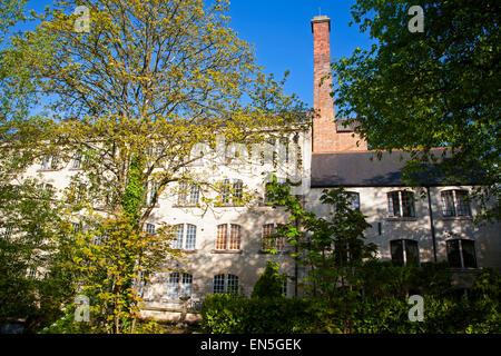 Ex mulino edifici ora convertiti in alloggiamento Quemerford, Calne, Wiltshire, Inghilterra Foto Stock