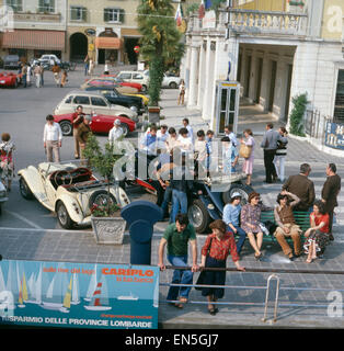 Ein Oldtimertreffen in Salò am Gardasee, Italien 1970er Jahre. Auto d'epoca, incontro a Salò sul Lago di Garda, Italia degli anni settanta. Foto Stock