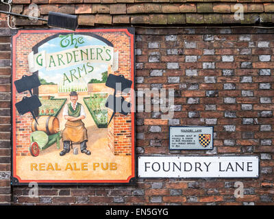 I giardinieri Arms Pub segno sull'angolo del Cliffe High Street e la corsia di fonderia di Lewes, East Sussex, Inghilterra del sud. Foto Stock