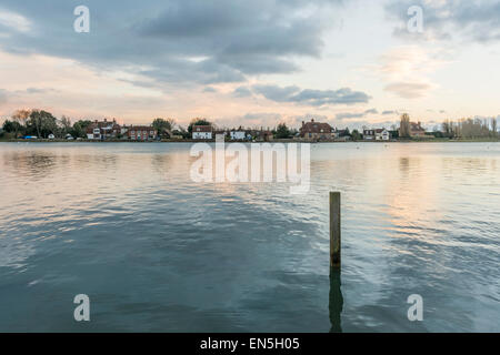 Bosham canale su un tardo pomeriggio inverni ad alta marea, Bosham, West Sussex, in Inghilterra, Regno Unito. Foto Stock