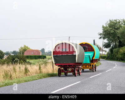 Due Romani carovane che viaggiano sulle strade del Kent vicino Romney Marsh. Foto Stock