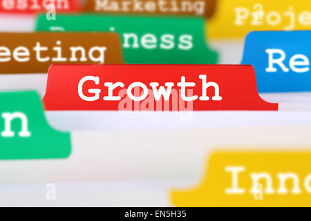La crescita con successo o il successo di office business testo concetto su registrati nei documenti Foto Stock