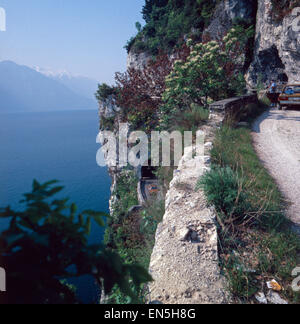 Unterwegs auf der Uferstraße Gardesana, gardasee, Italien 1970er Jahre. La guida su riverside strada Gardesana, Lago di Garda, Ita Foto Stock