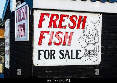 Pesce fresco in vendita segno su un mare shack in Inghilterra. Foto Stock