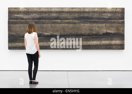 Londra, Regno Unito. Il 28 aprile 2015. Nella foto: 'cielo bianco, coperto, 2014' e su larga scala la pittura di catrame. La mostra "Libertà di montaggio", il nuovo lavoro di artista americano Theaster Gates apre al White Cube Gallery in Bermondsey, Londra. Le opere sono in mostra dal 29 aprile al 5 luglio 2015. Foto Stock