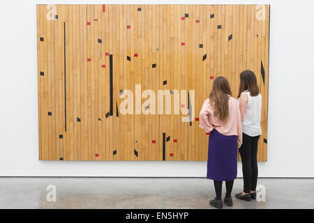 Londra, Regno Unito. Il 28 aprile 2015. Due White Cube dipendenti guarda le regole di base (Libera buttare possibilità) 2014 illustrazioni, di pavimenti in legno da un campo di pallacanestro. La mostra "Libertà di montaggio", il nuovo lavoro di artista americano Theaster Gates apre al White Cube Gallery in Bermondsey, Londra. Le opere sono in mostra dal 29 aprile al 5 luglio 2015. Foto Stock